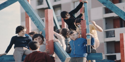 Das Foto zeigt Kinder auf einem Spielplatz aus den 1970er Jahren.